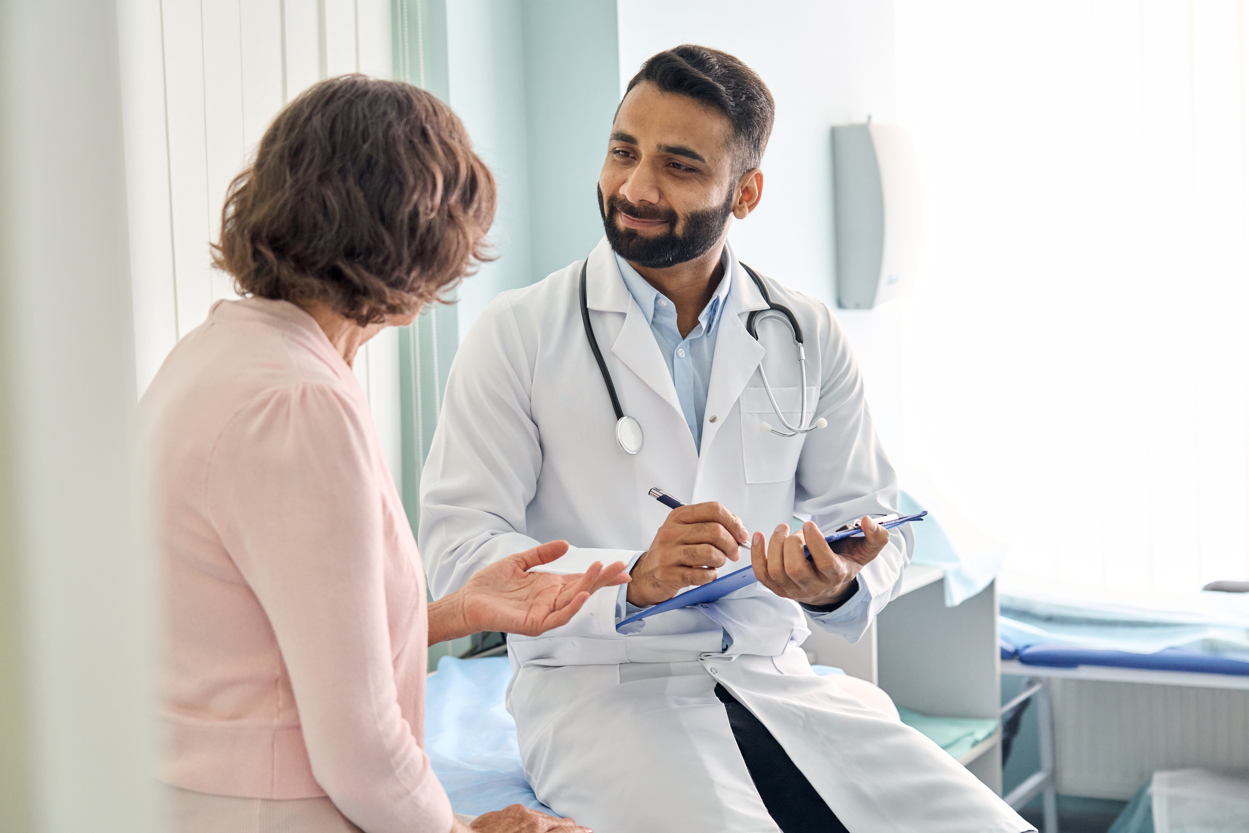 A rheumatologist examines a patient who has rheumatoid arthritis.